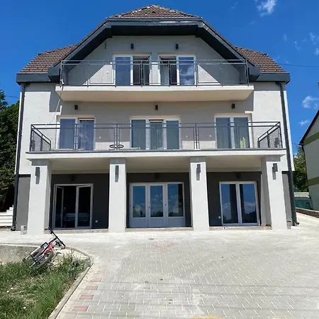 Balkon Apartmanhaz Panzio Bed & Breakfast *