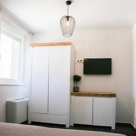 Balkon Apartmanhaz Panzio * Balatonfured