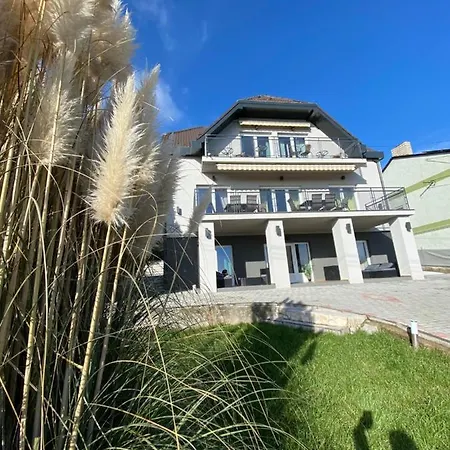 Balkon Apartmanhaz Panzio * Balatonfured
