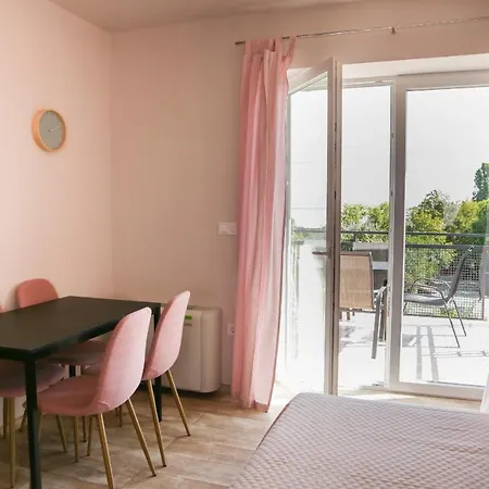 Balkon Apartmanhaz Panzio * 巴拉顿菲赖德