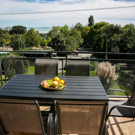 Bed & Breakfast Balkon Apartmanhaz Panzio Balatonfured