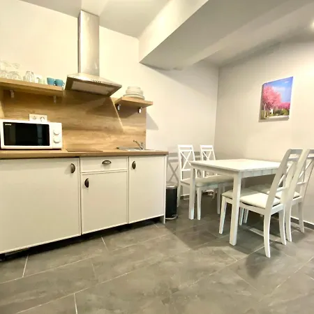 Balkon Apartmanhaz Panzio Couette-café