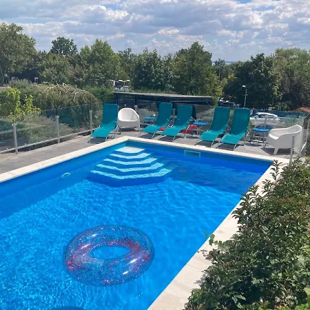 Balkon Apartmanhaz Panzio Bed & Breakfast